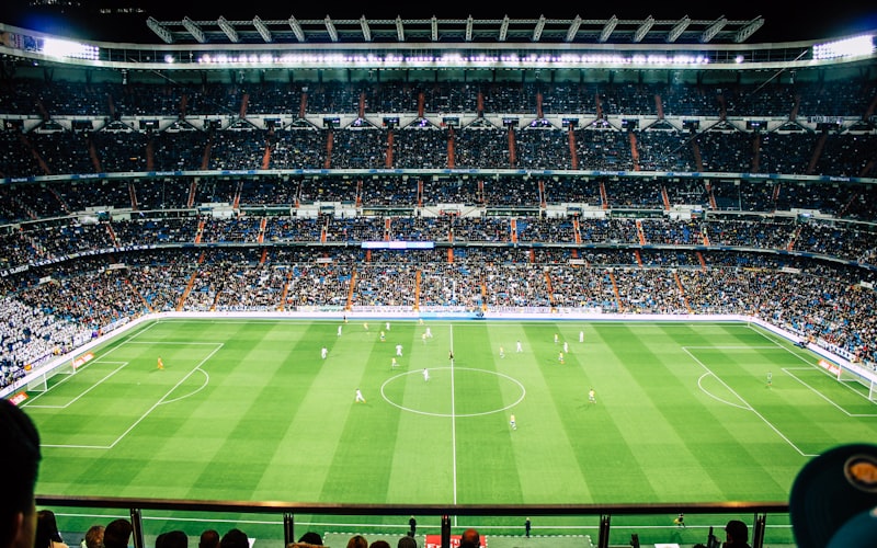 战术板示意图展示球队阵型移动与球员跑位动态模拟