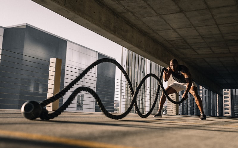 足球比赛热力图与传球路线数据可视化分析图覆盖在球场图像上