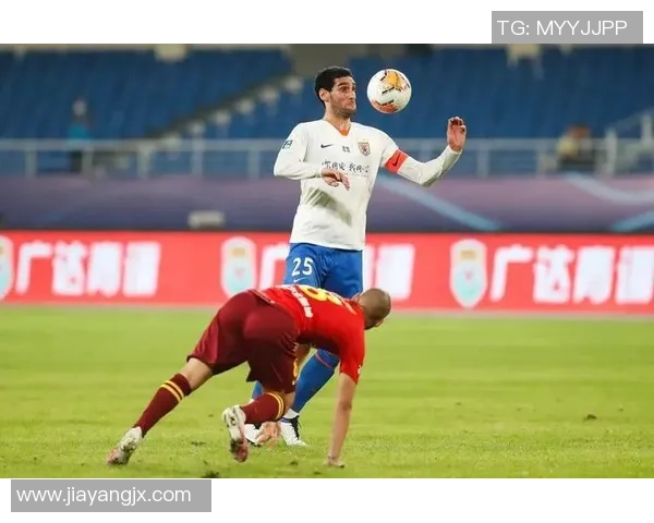 英超精彩对决：里昂逆转多特蒙德帽子戏法引发争议判罚热议